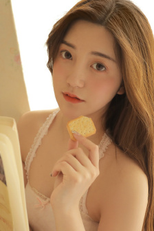 ASS白嫩白嫩的女人
